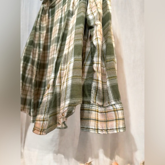 M American Eagle BoyFriend Fit Flannel, olive green and light blush pink plaid - Picture 4 of 9